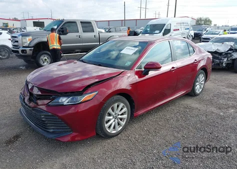 2020 Toyota Camry Le z USA, uszkodzony, nr VIN 4T1L11AK4LU500512